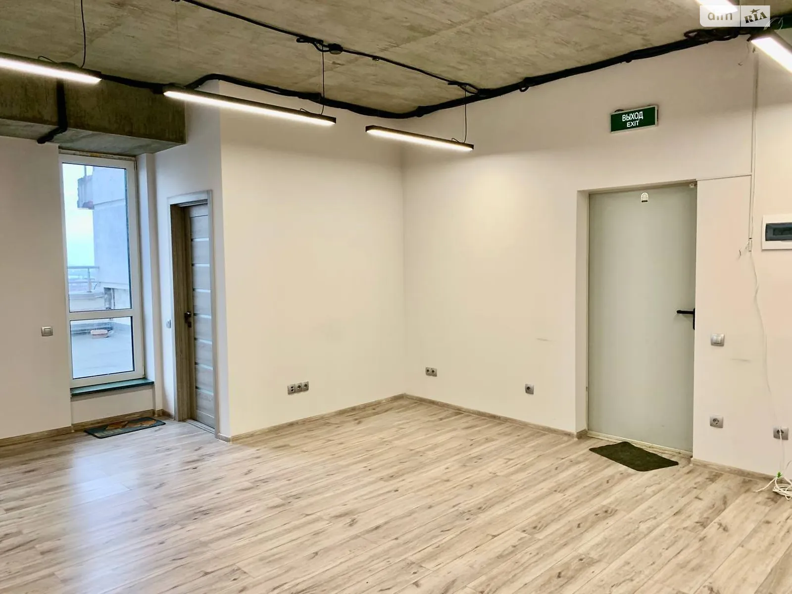 Сдается в аренду офис 45 кв. м в бизнес-центре, цена: 450 $ - фото 1