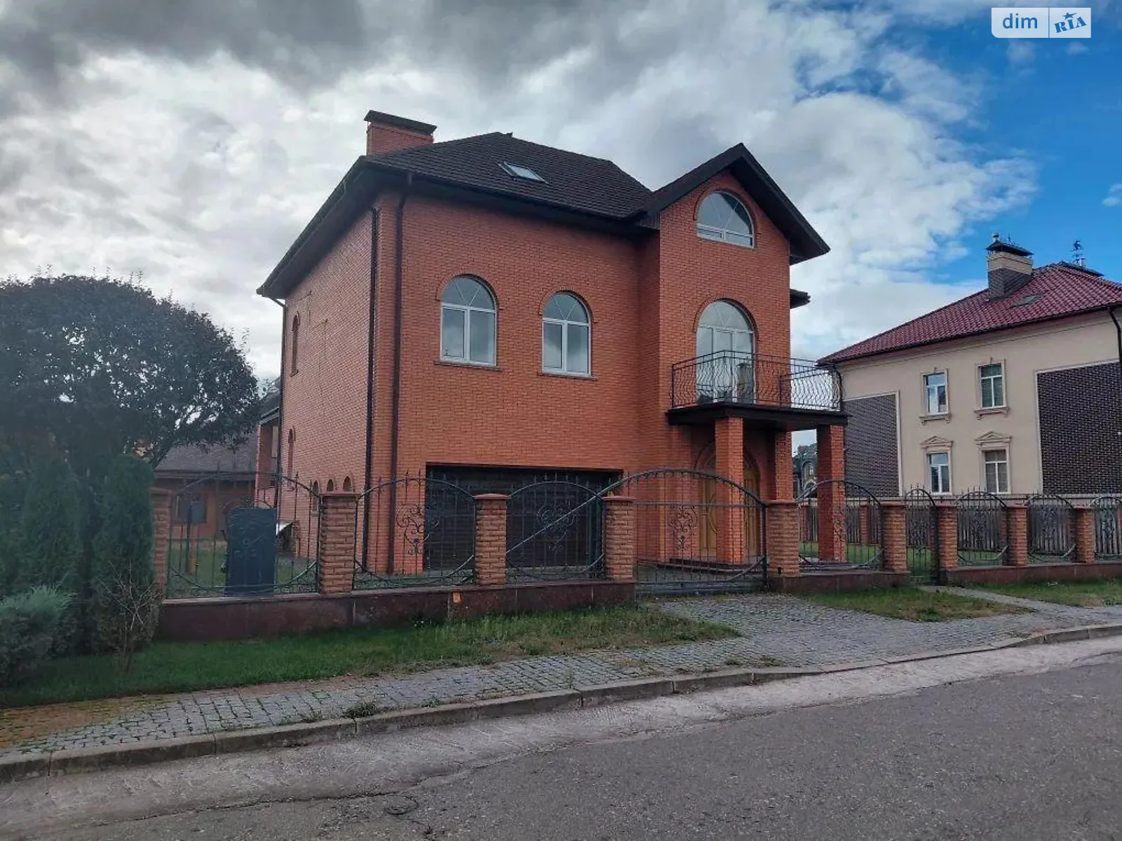 Продается дом на 3 этажа 586 кв. м с подвалом, цена: 640000 $ - фото 1