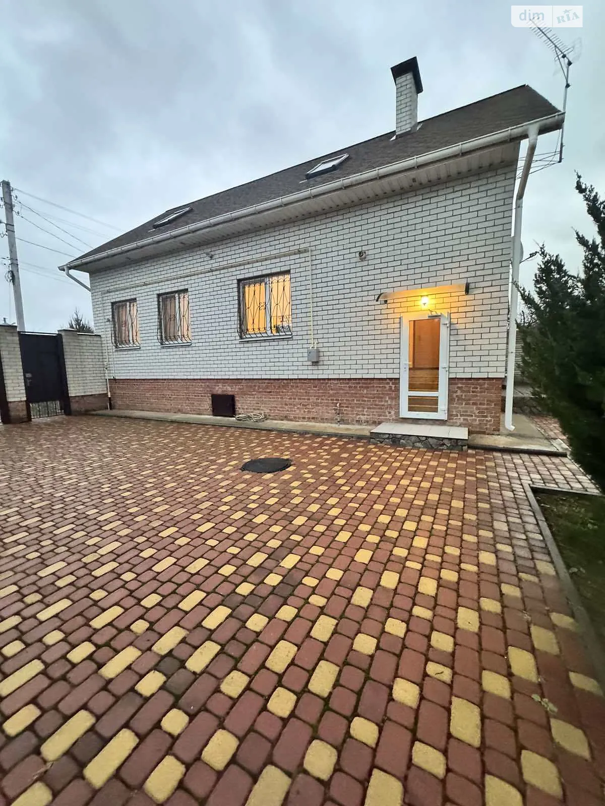 Продается дом на 2 этажа 134.8 кв. м с бассейном, цена: 150000 $ - фото 1