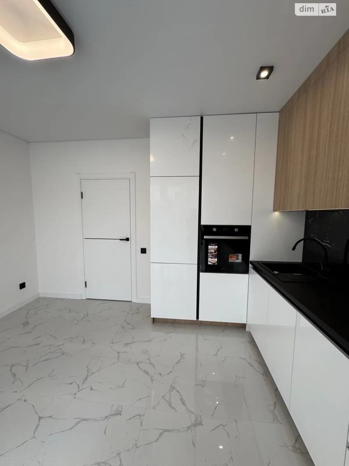 Продается 2-комнатная квартира 53 кв. м в Ровно, ул. Николая Боголюбова - фото 1