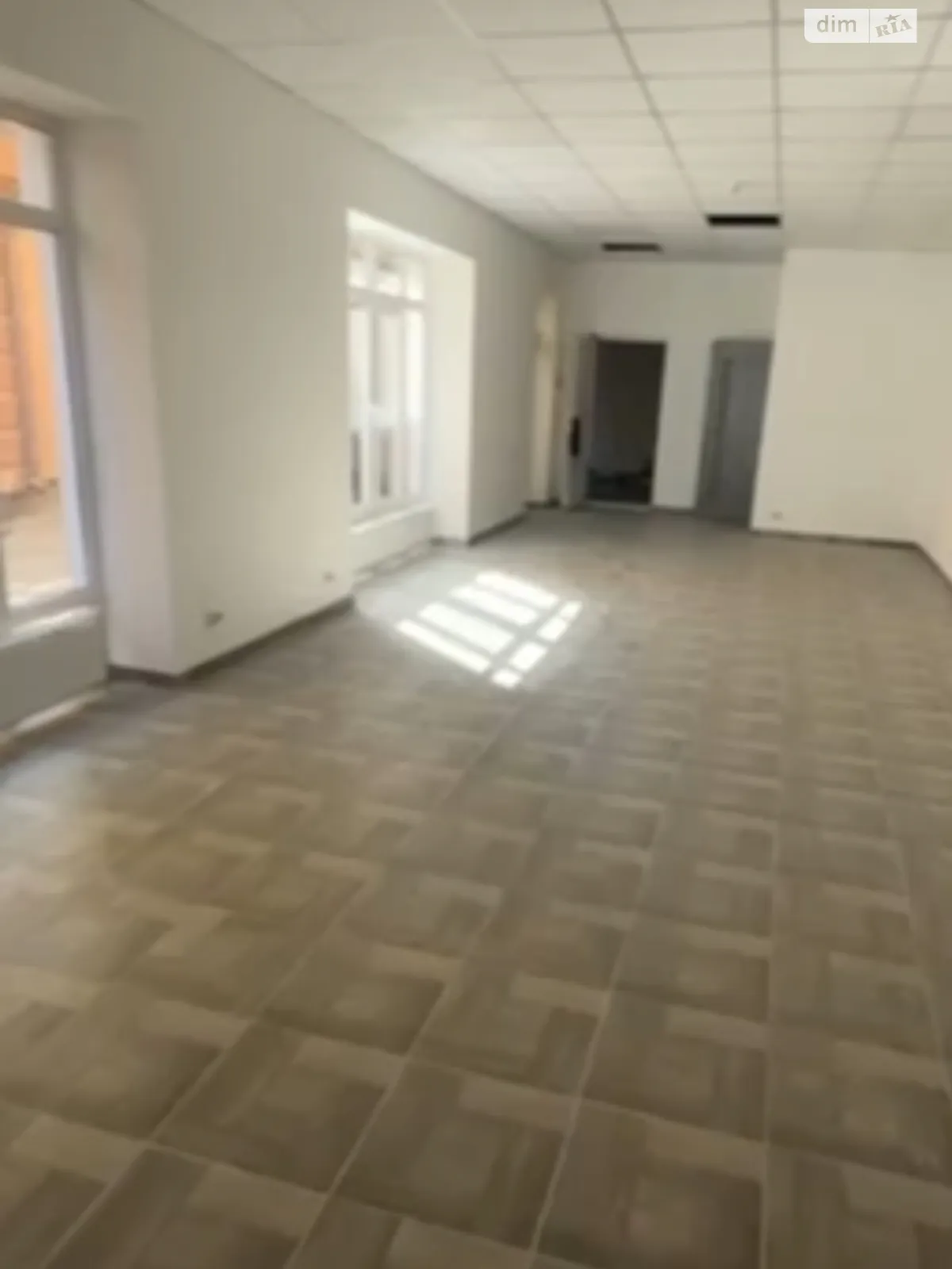 Сдается в аренду офис 68 кв. м в бизнес-центре, цена: 1020 $ - фото 1