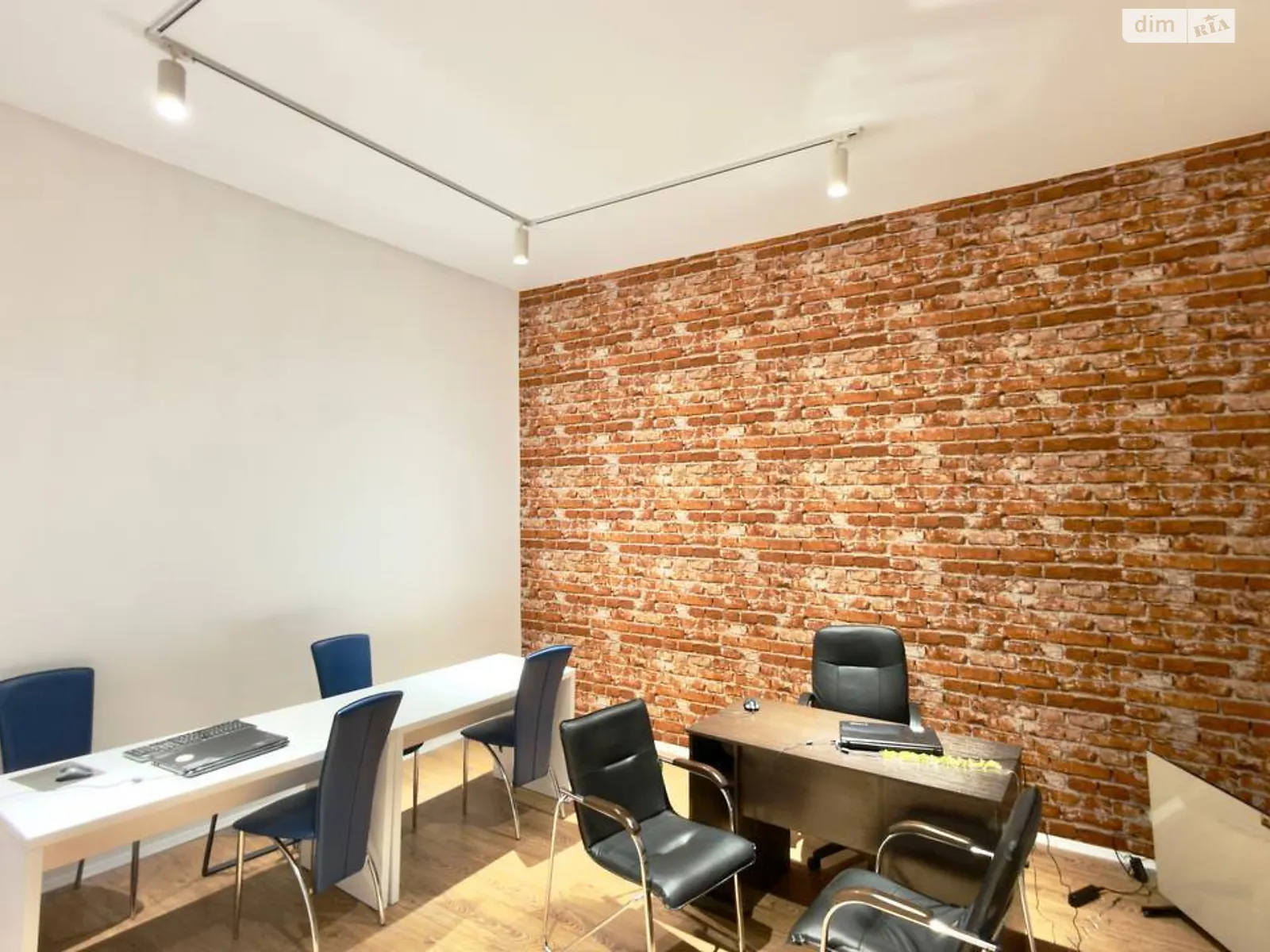 Сдается в аренду офис 30 кв. м в бизнес-центре, цена: 9991 грн - фото 1
