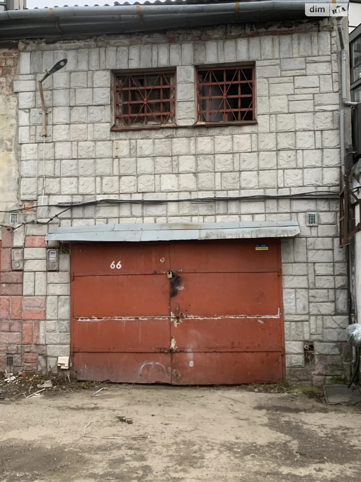 Сдается в аренду место в гаражном кооперативе под легковое авто на 40 кв. м, цена: 140 € - фото 1