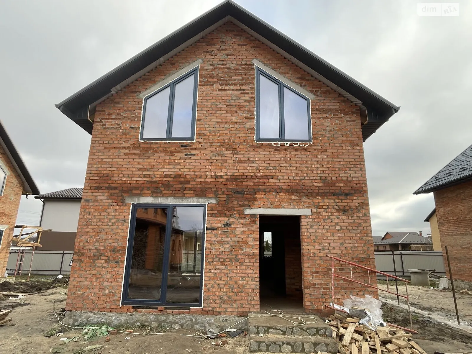 Продается дом на 2 этажа 95 кв. м с гаражом, цена: 87000 $ - фото 1