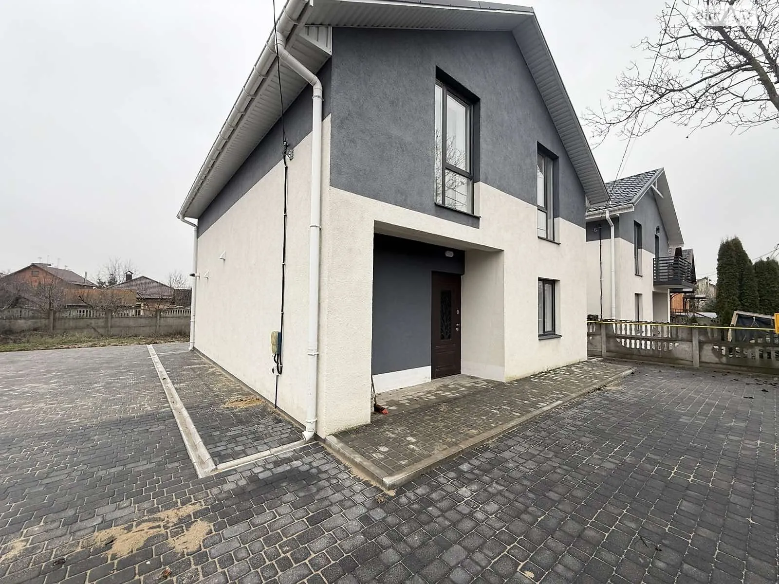 Сдается в аренду дом на 2 этажа 120 кв. м с террасой, цена: 1200 € - фото 1