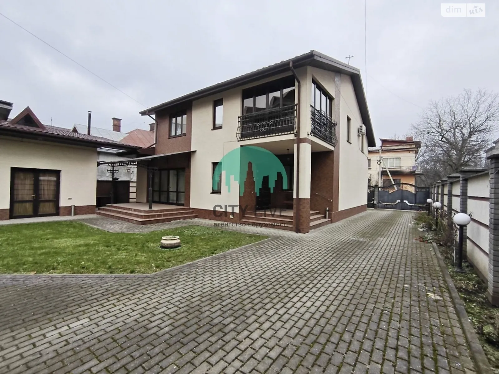 Сдается в аренду дом на 2 этажа 215 кв. м с камином, цена: 1500 $ - фото 1