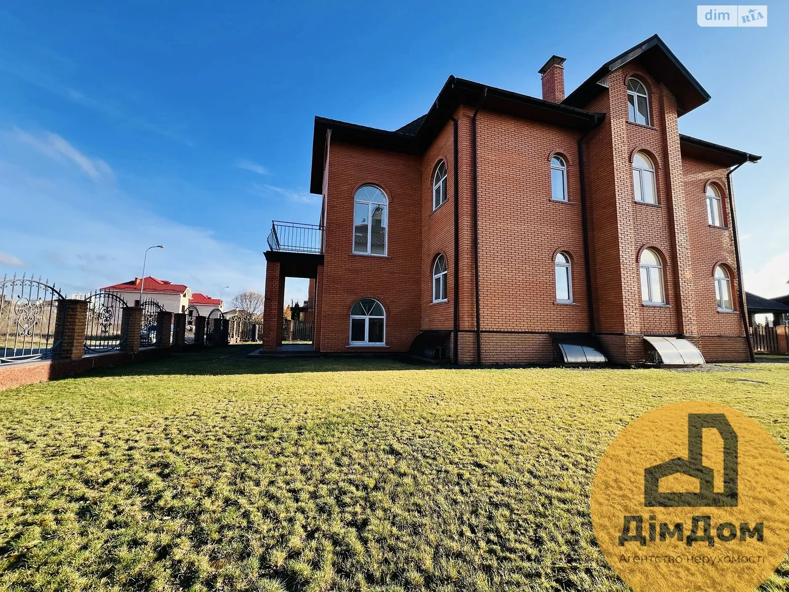 Продается дом на 2 этажа 586.1 кв. м с беседкой, цена: 640000 $ - фото 1