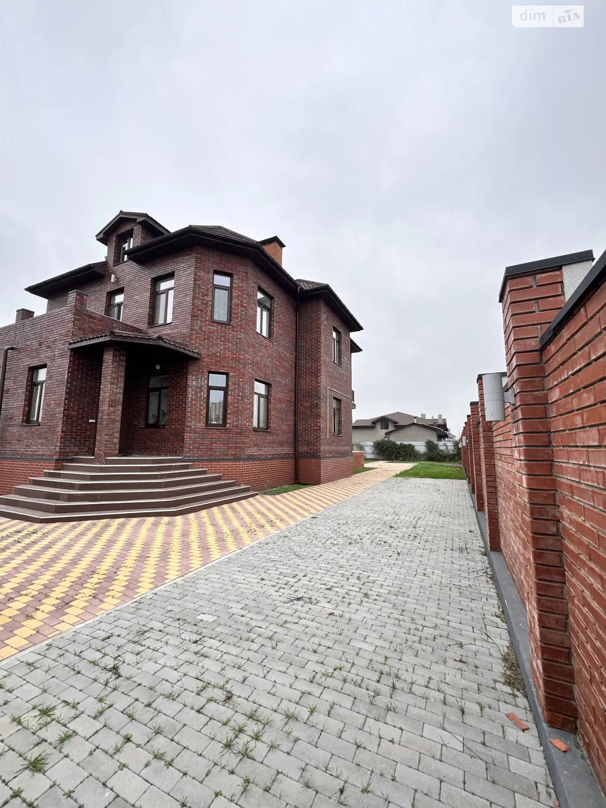 Сдается в аренду дом на 3 этажа 360 кв. м с беседкой, цена: 7000 $ - фото 1