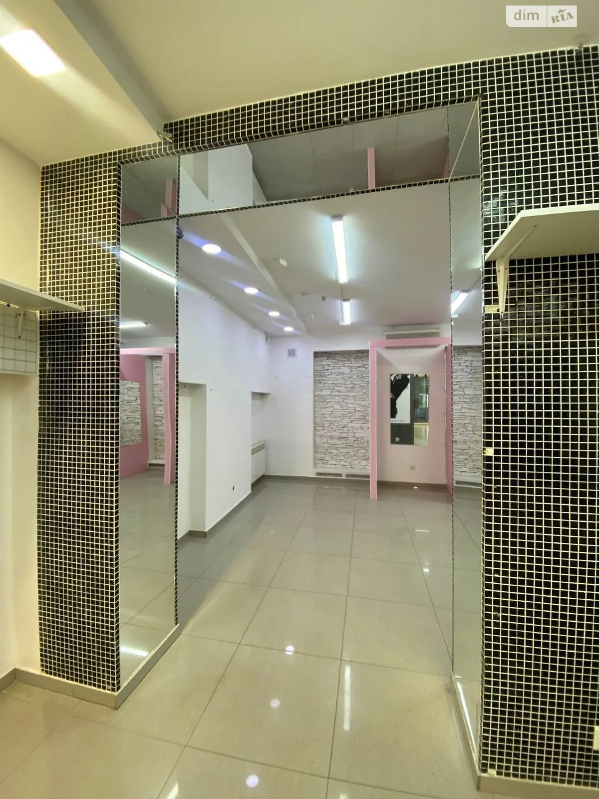 Сдается в аренду помещения свободного назначения 57 кв. м в 4-этажном здании, цена: 60000 грн - фото 1