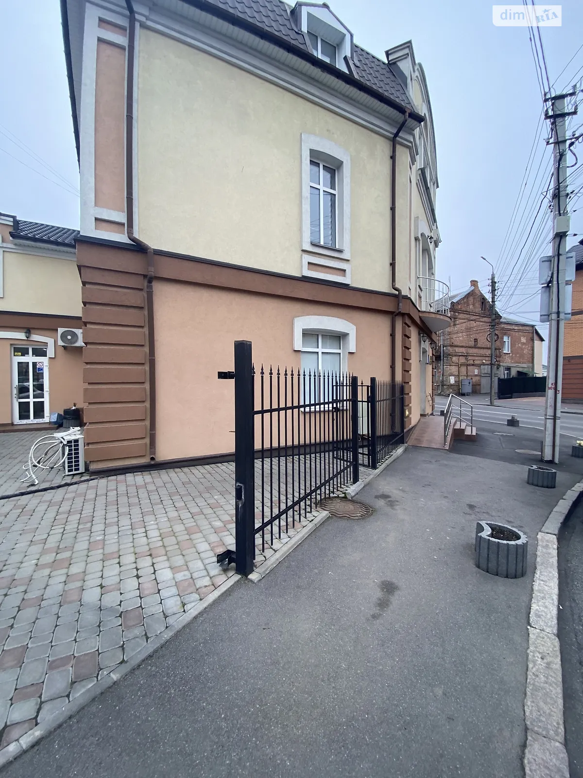 Сдается в аренду офис 65 кв. м в бизнес-центре, цена: 975 $ - фото 1