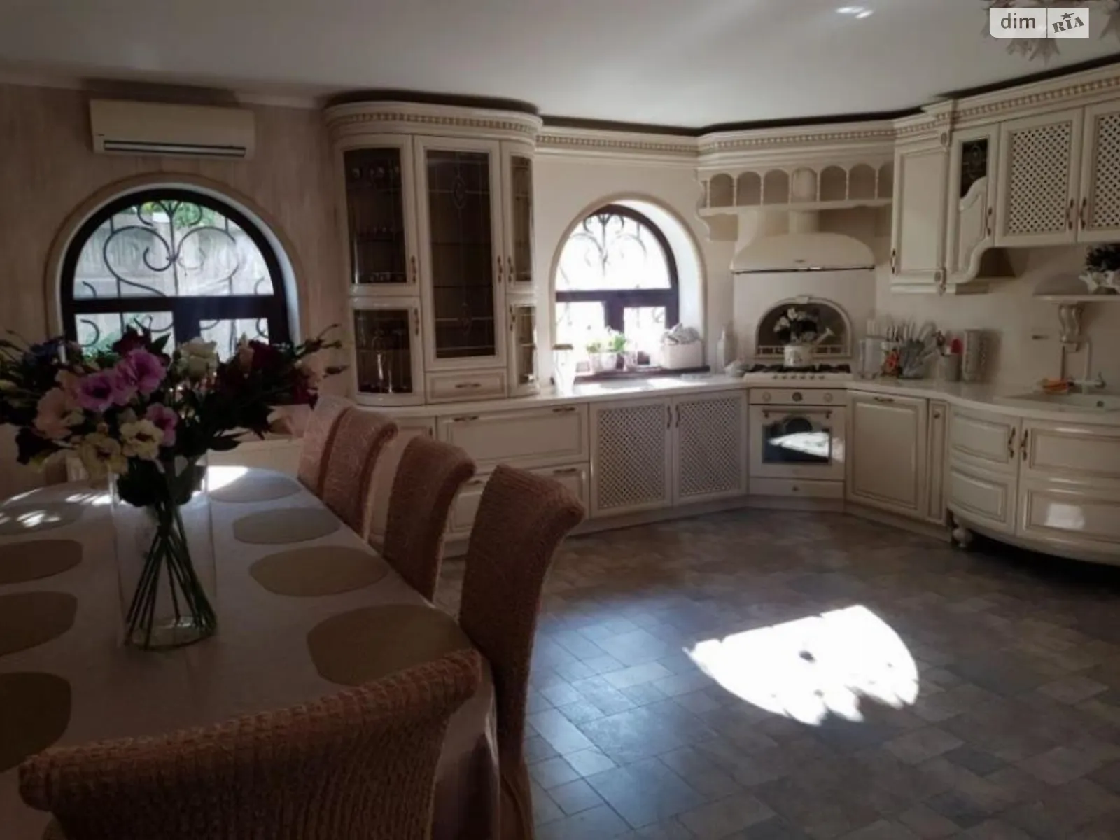 Продается дом на 3 этажа 350 кв. м с садом, цена: 650000 $ - фото 1