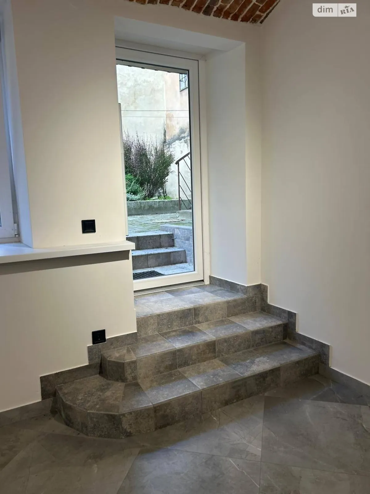 Здається в оренду приміщення вільного призначення 40 кв. м в 4-поверховій будівлі, цена: 600 $ - фото 1