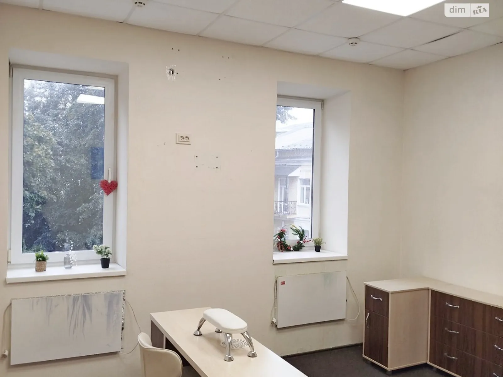 Сдается в аренду офис 20.5 кв. м в бизнес-центре, цена: 8040 грн - фото 1