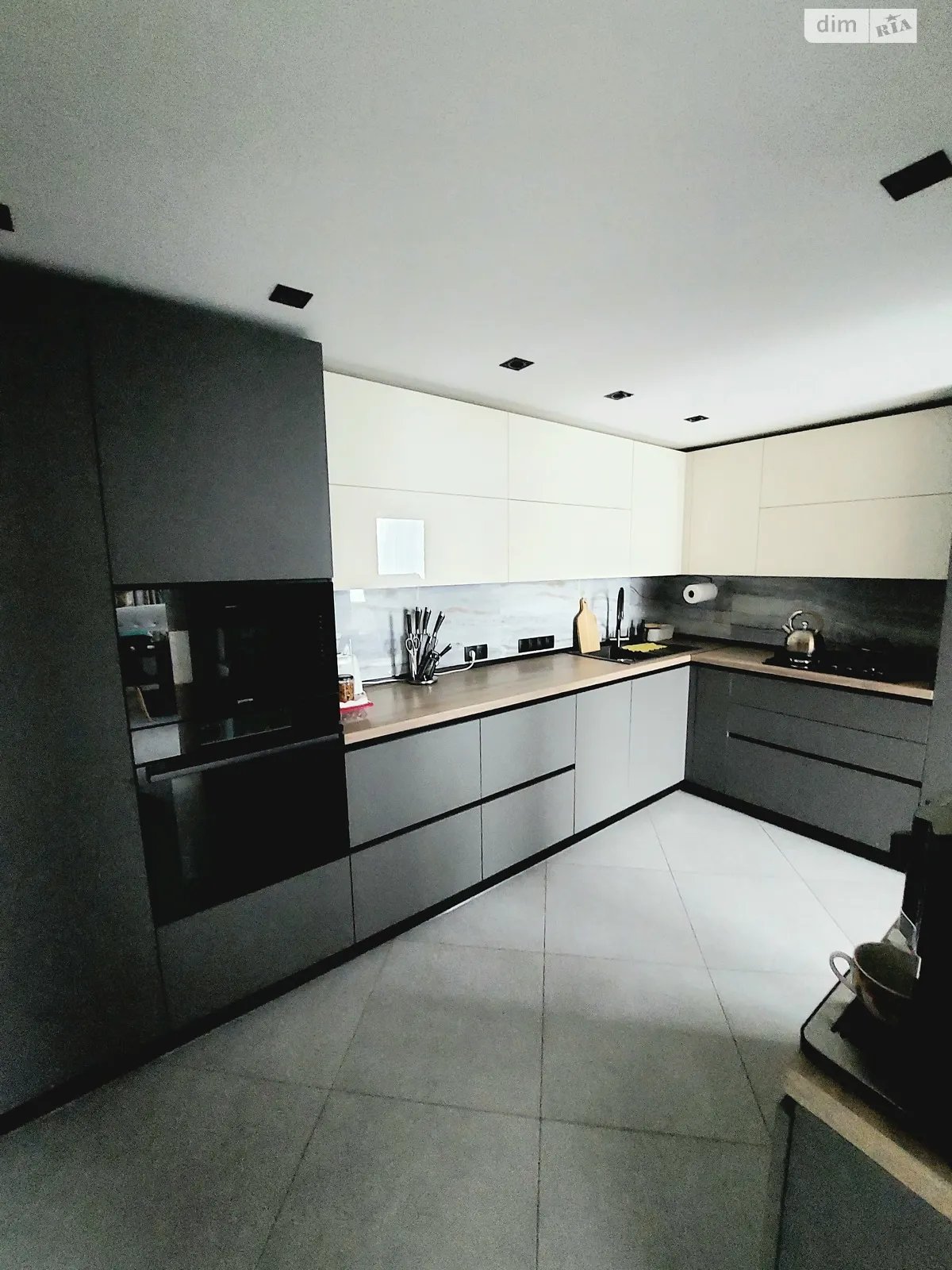 Продается дом на 2 этажа 215.3 кв. м с бассейном, цена: 220000 $ - фото 1