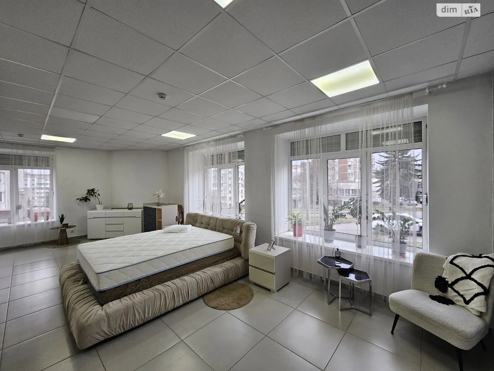 Сдается в аренду помещения свободного назначения 121.4 кв. м в 10-этажном здании, цена: 36600 грн - фото 1