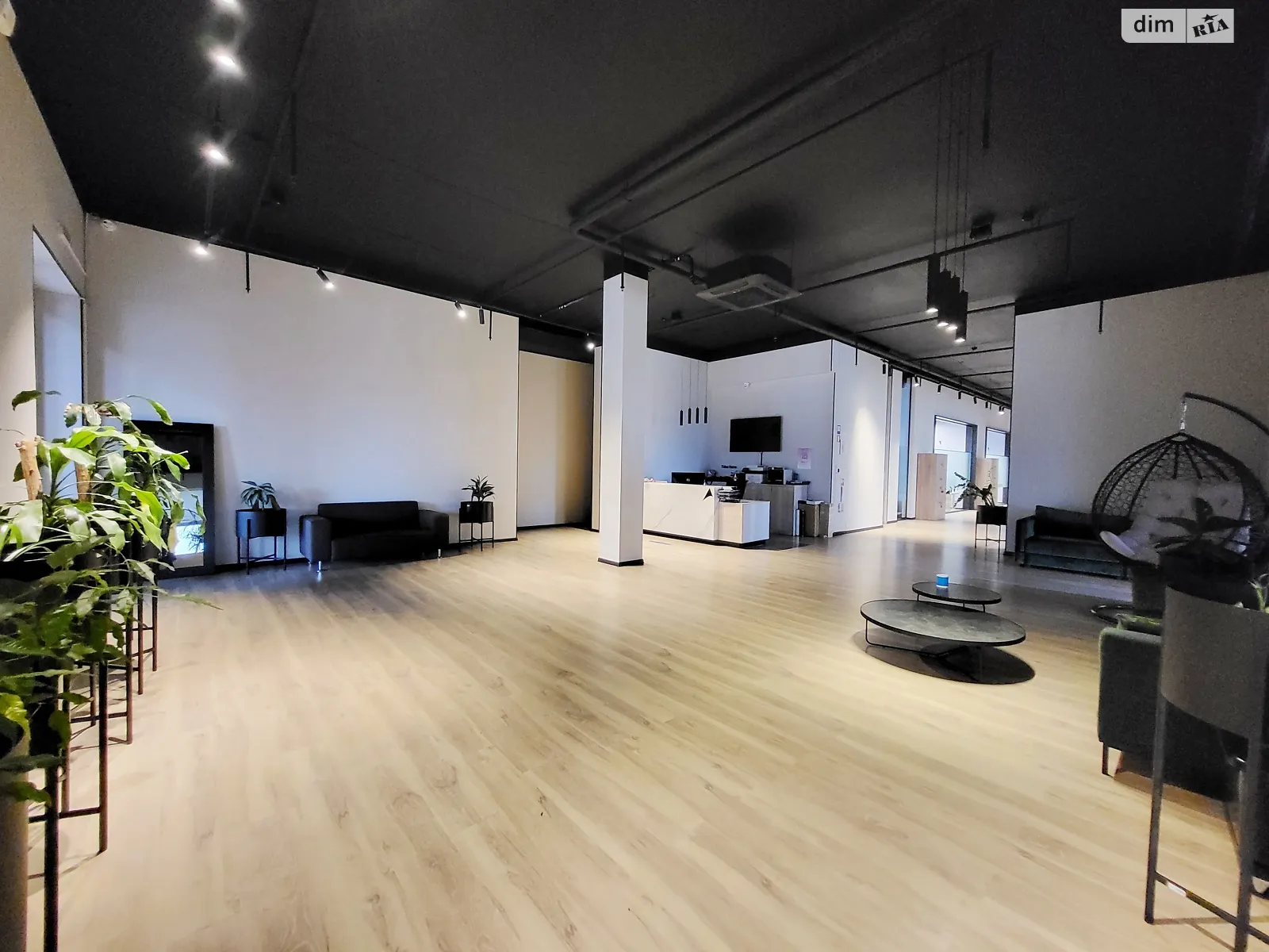 Сдается в аренду офис 1100 кв. м в бизнес-центре, цена: 12100 $ - фото 1