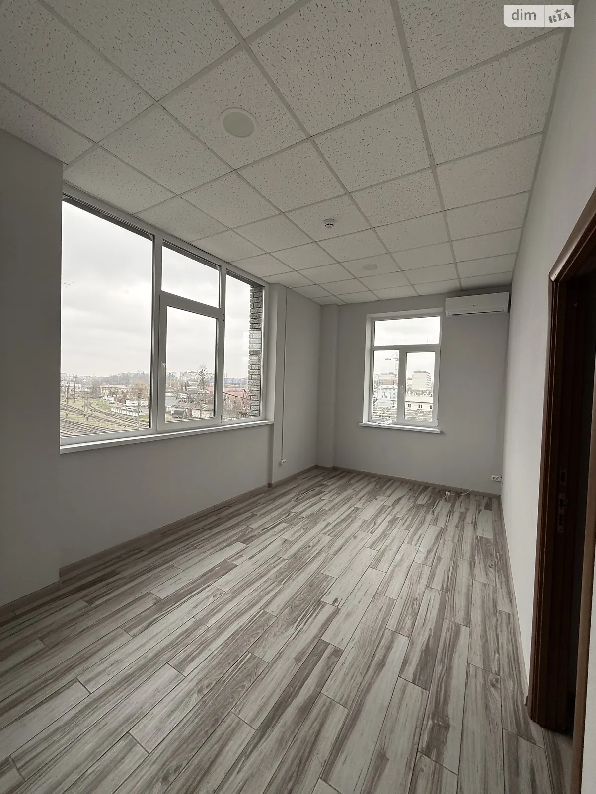 Сдается в аренду офис 30.2 кв. м в бизнес-центре, цена: 8000 грн - фото 1