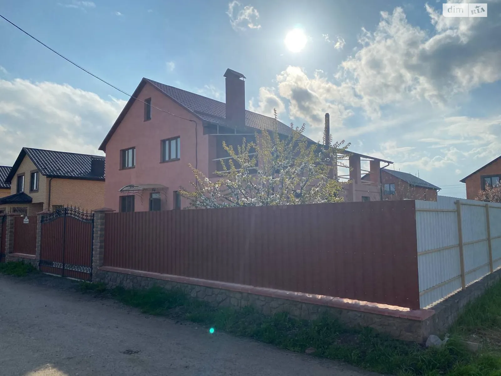 Продается дом на 2 этажа 240 кв. м с подвалом, цена: 219000 $ - фото 1