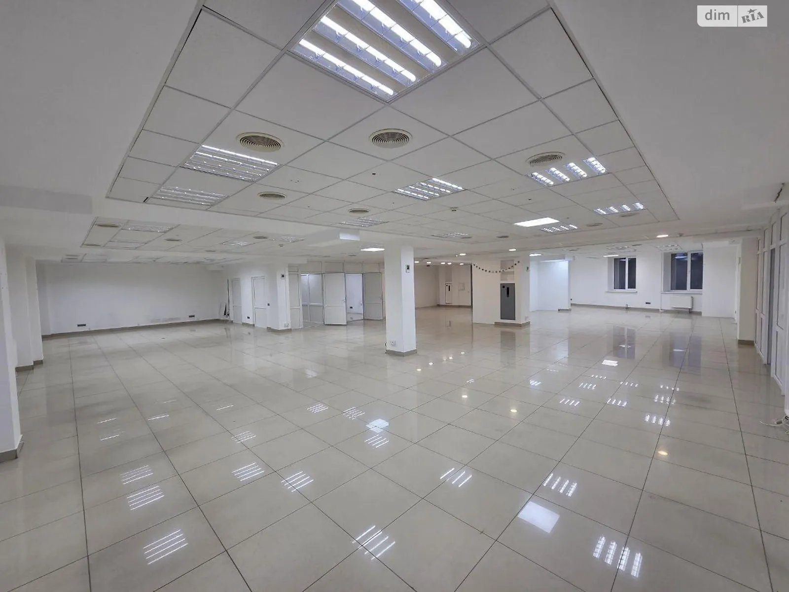 Сдается в аренду офис 560 кв. м в бизнес-центре, цена: 7800 $ - фото 1