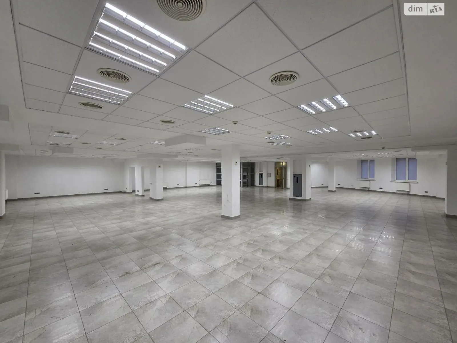 Сдается в аренду офис 570 кв. м в бизнес-центре, цена: 8000 $ - фото 1