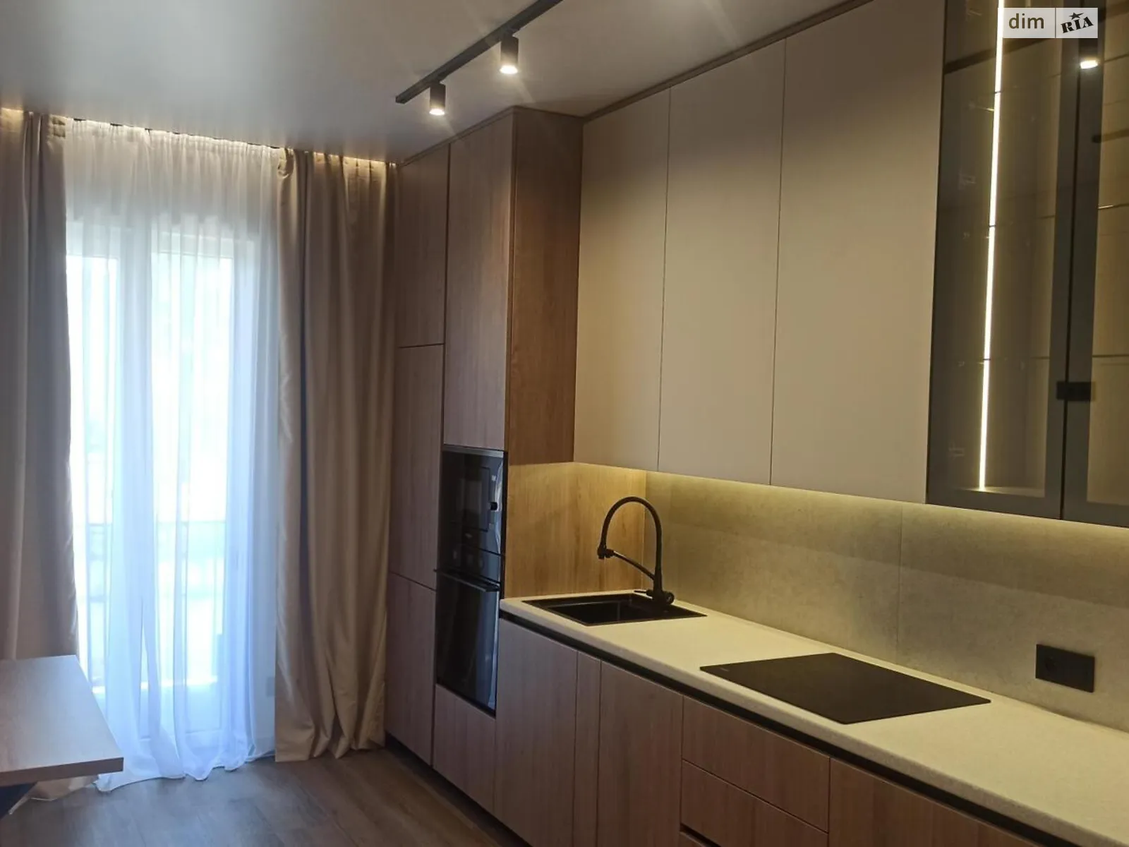 Продается 1-комнатная квартира 42 кв. м в Ужгороде, ул. Новака, 54 - фото 1