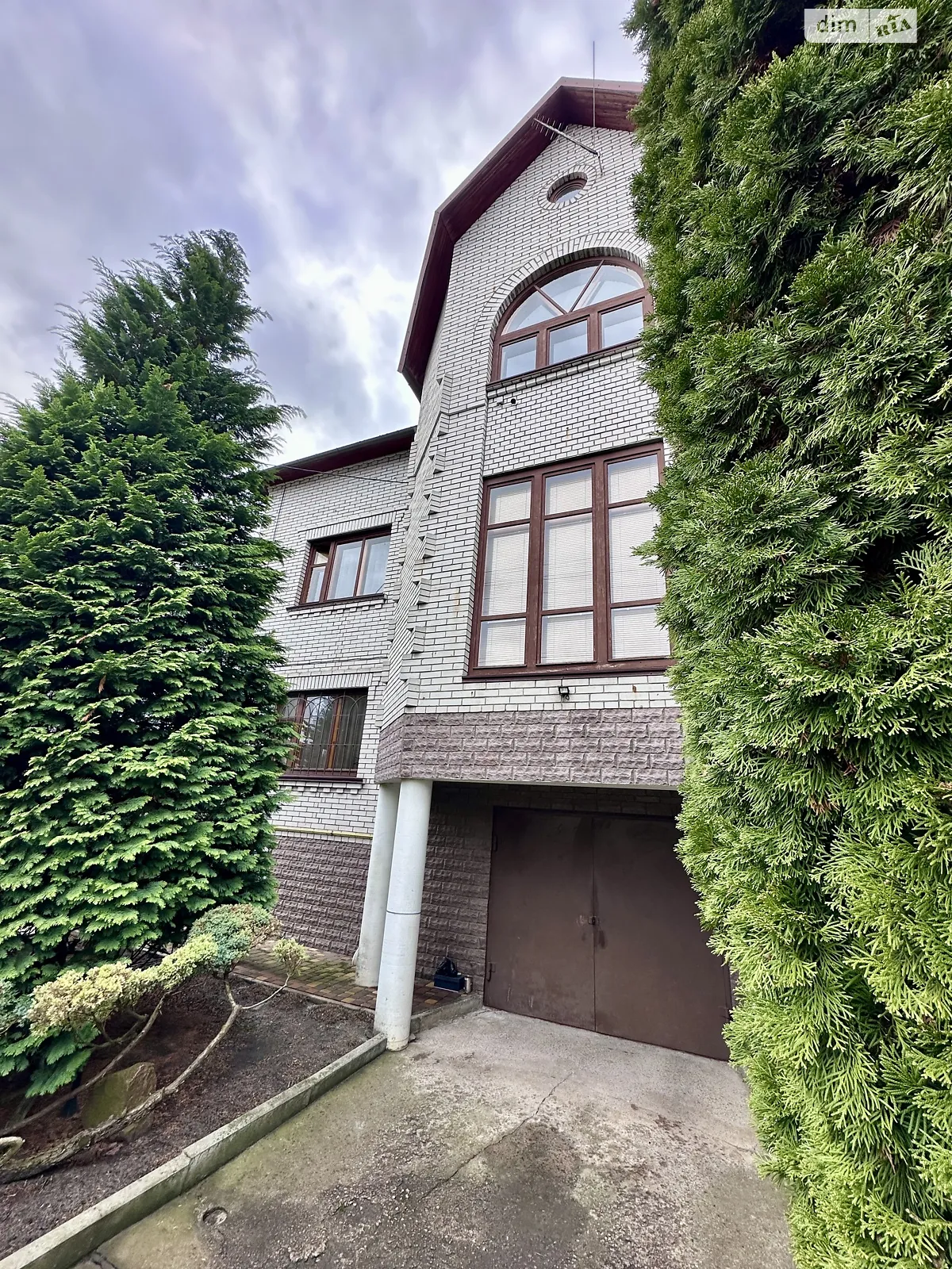 Продается дом на 3 этажа 300 кв. м с камином, цена: 320000 $ - фото 1