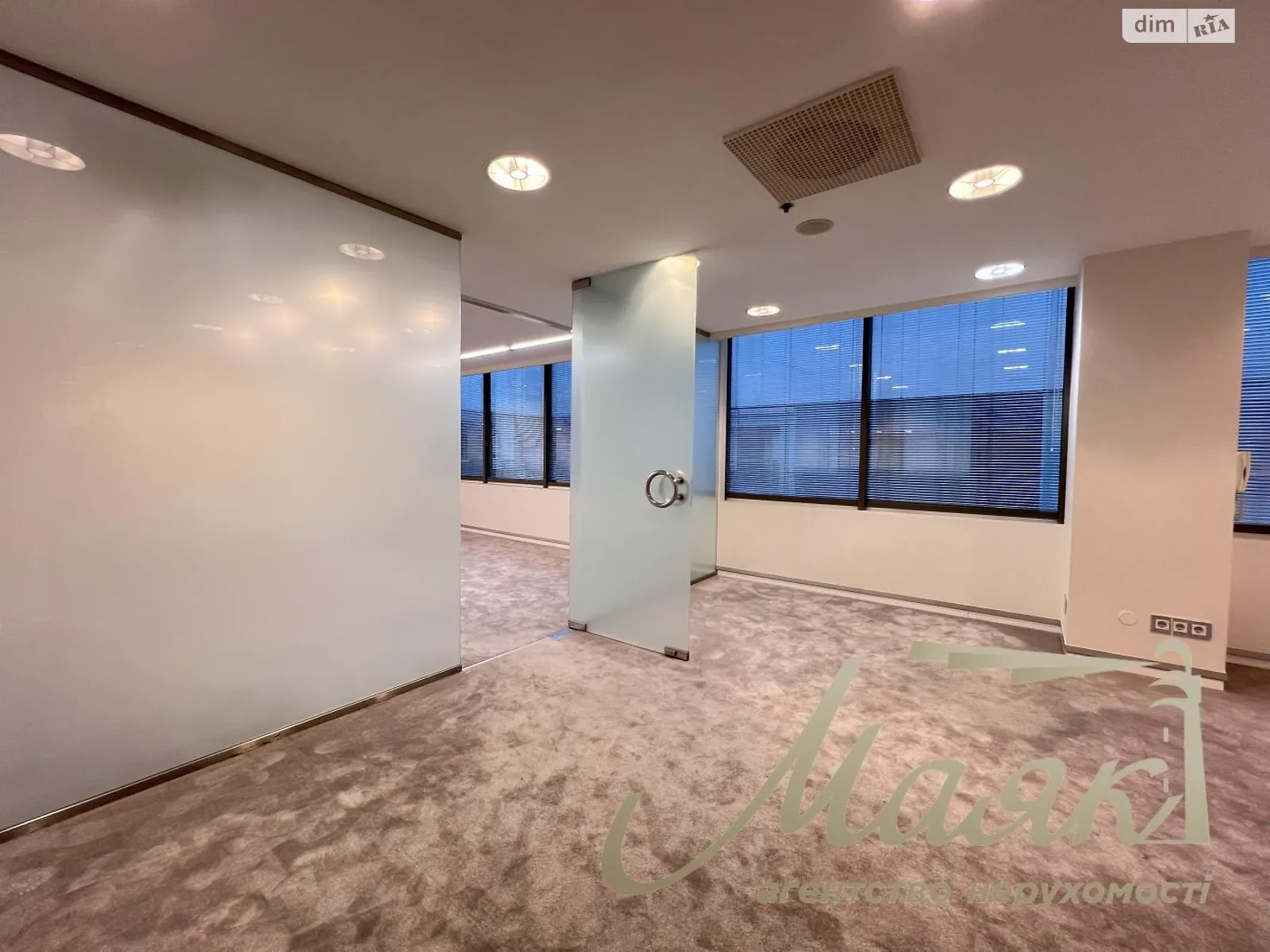 Сдается в аренду офис 110 кв. м в бизнес-центре, цена: 3800 $ - фото 1