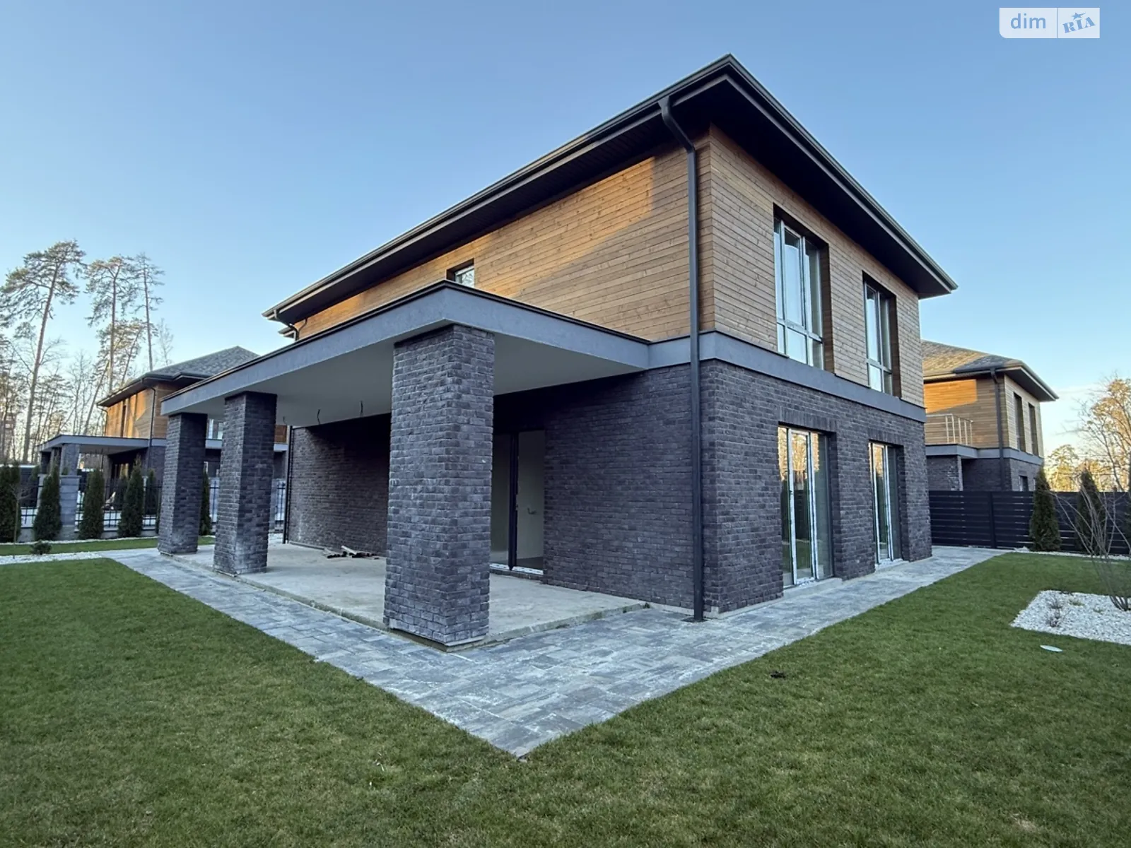 Продается дом на 2 этажа 250 кв. м с участком, цена: 320000 $ - фото 1