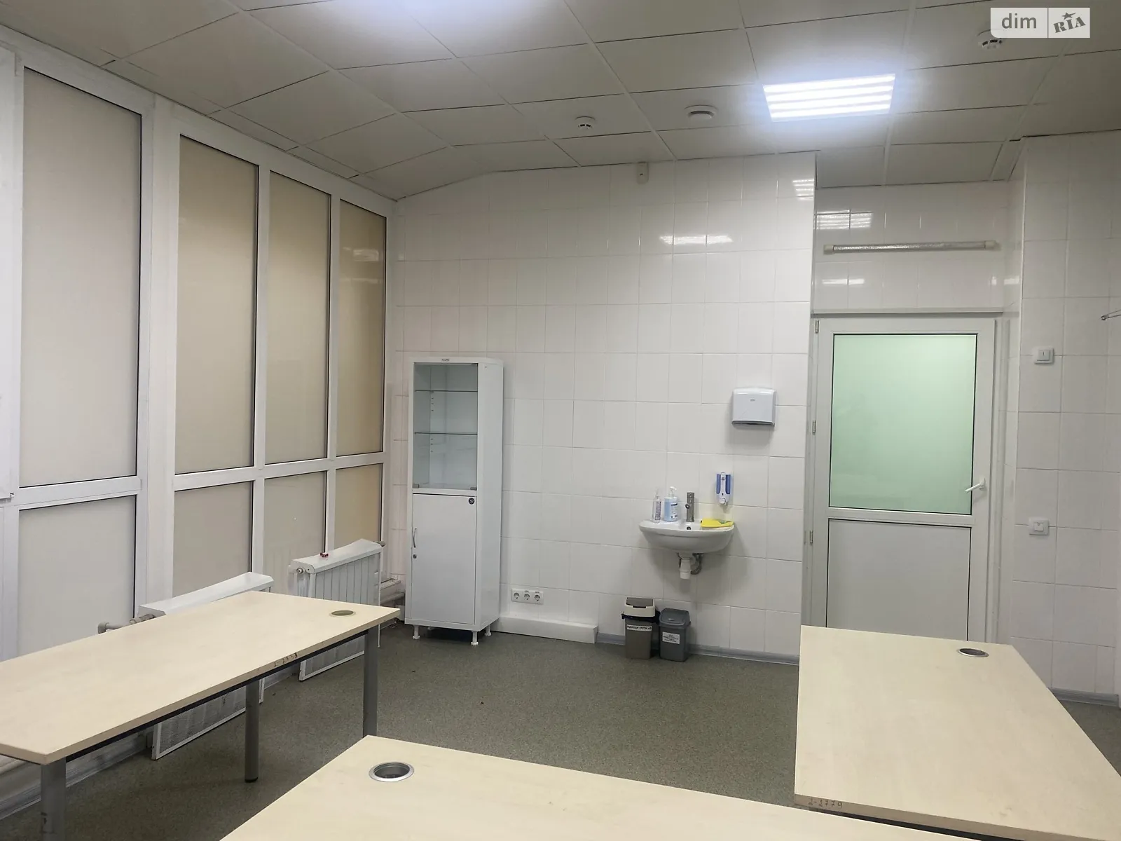 Здається в оренду приміщення вільного призначення 232.5 кв. м в 10-поверховій будівлі, цена: 3600 $ - фото 1