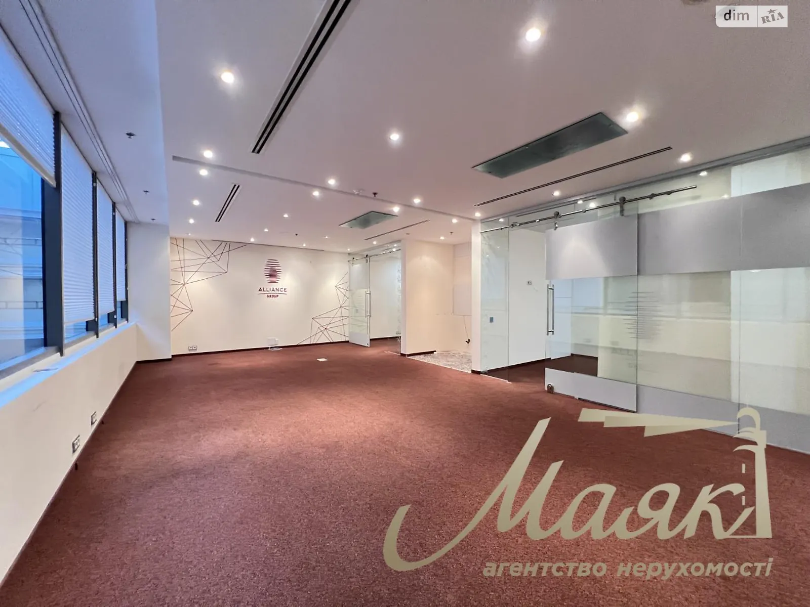 Сдается в аренду офис 65 кв. м в бизнес-центре, цена: 2200 $ - фото 1