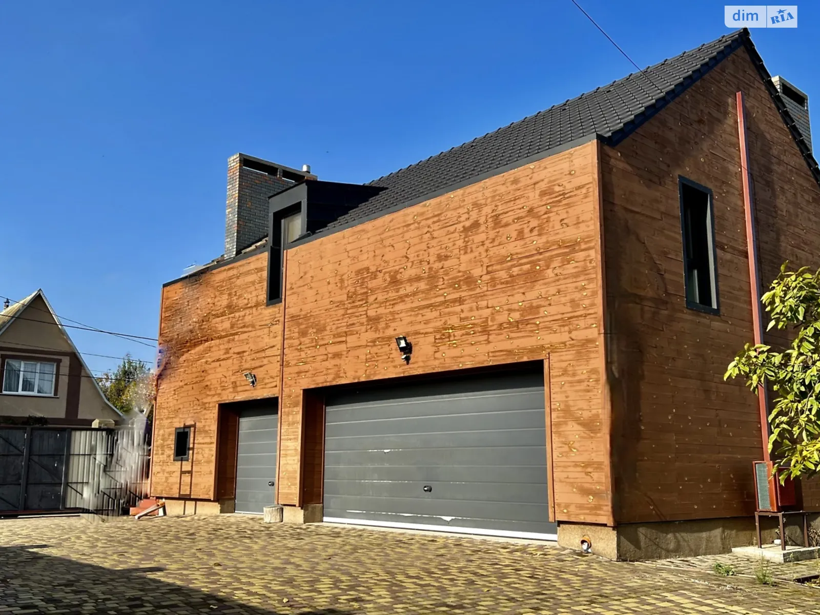 Сдается в аренду дом на 2 этажа 220 кв. м с камином, цена: 1400 $ - фото 1