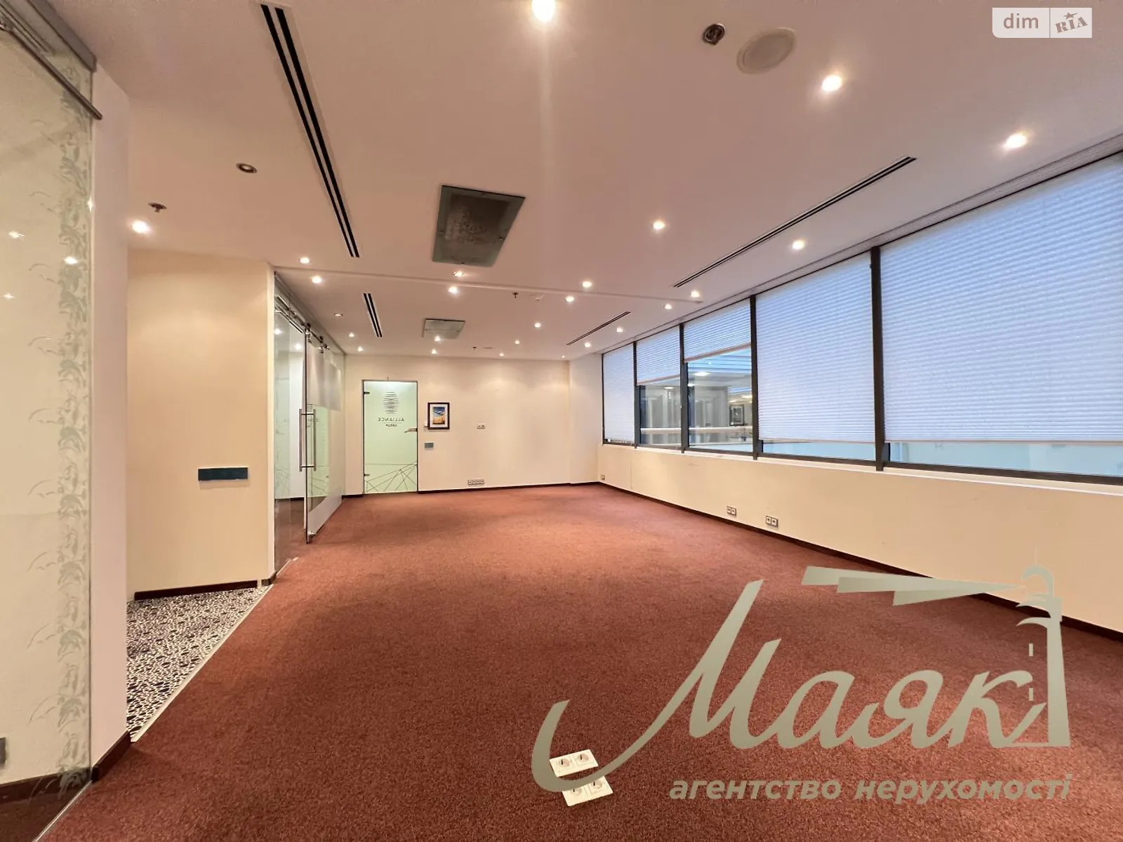 Сдается в аренду офис 65 кв. м в бизнес-центре, цена: 2200 $ - фото 1