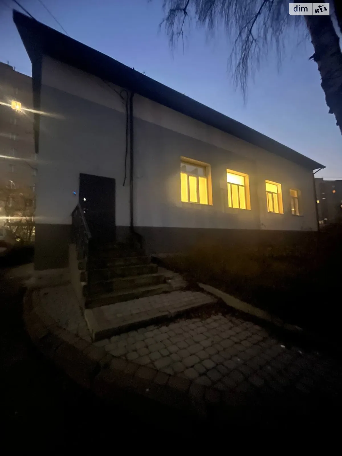 Продается офис 190 кв. м в бизнес-центре, цена: 200000 $ - фото 1