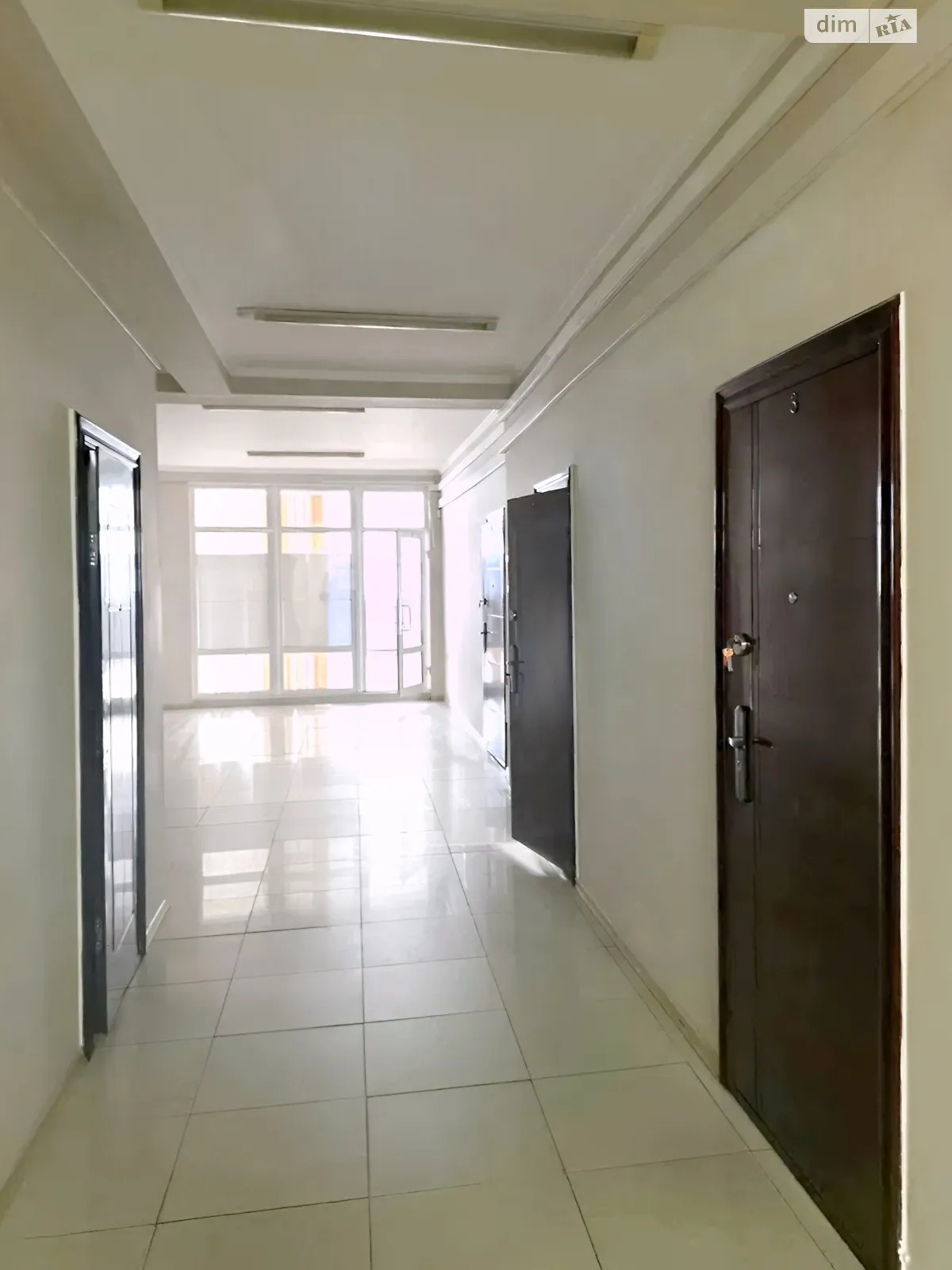 Сдается в аренду офис 304.9 кв. м в бизнес-центре, цена: 1250 $ - фото 1