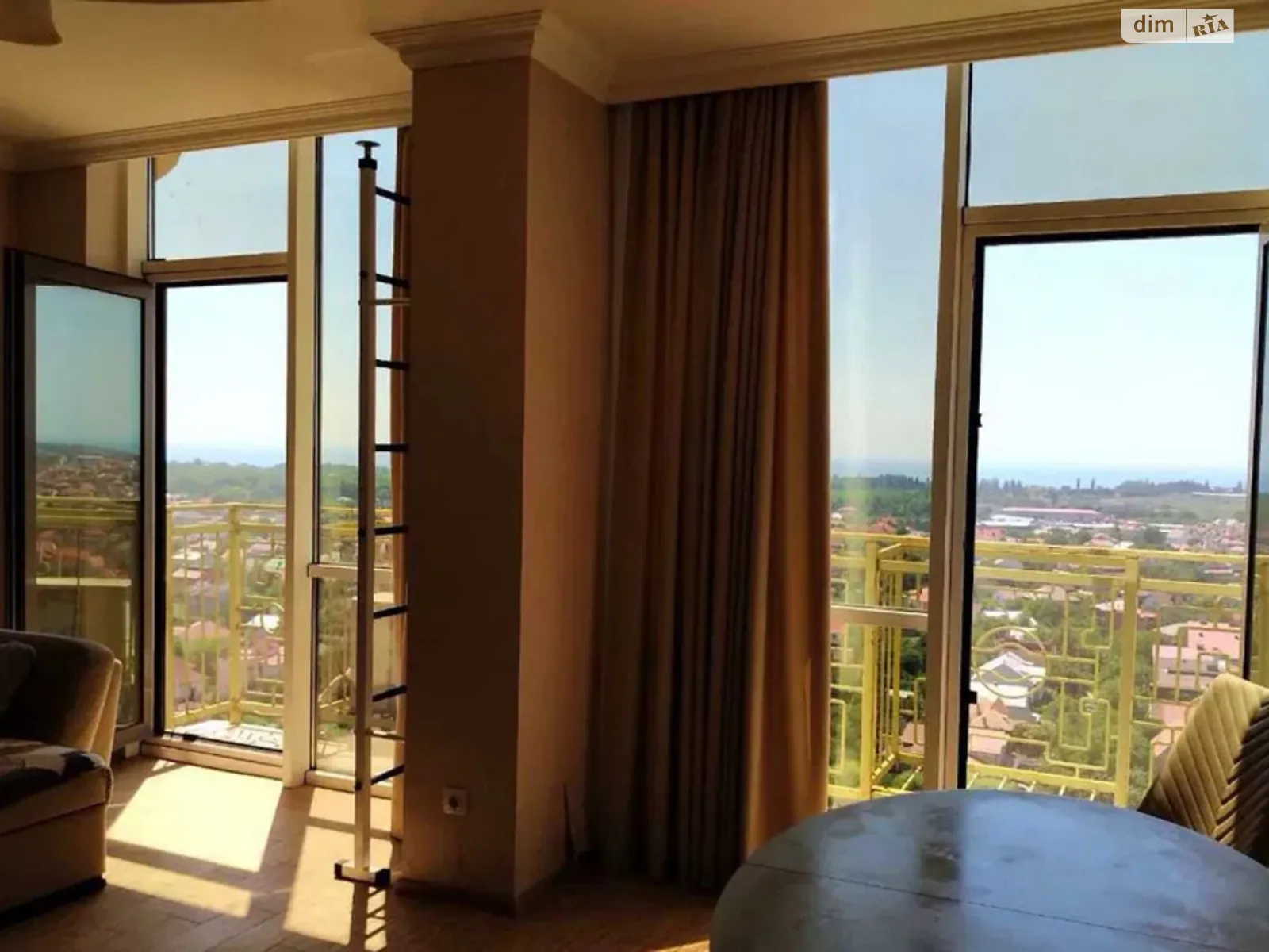 Сдается в аренду 1-комнатная квартира 65 кв. м в Одессе, ул. Жемчужная - фото 1