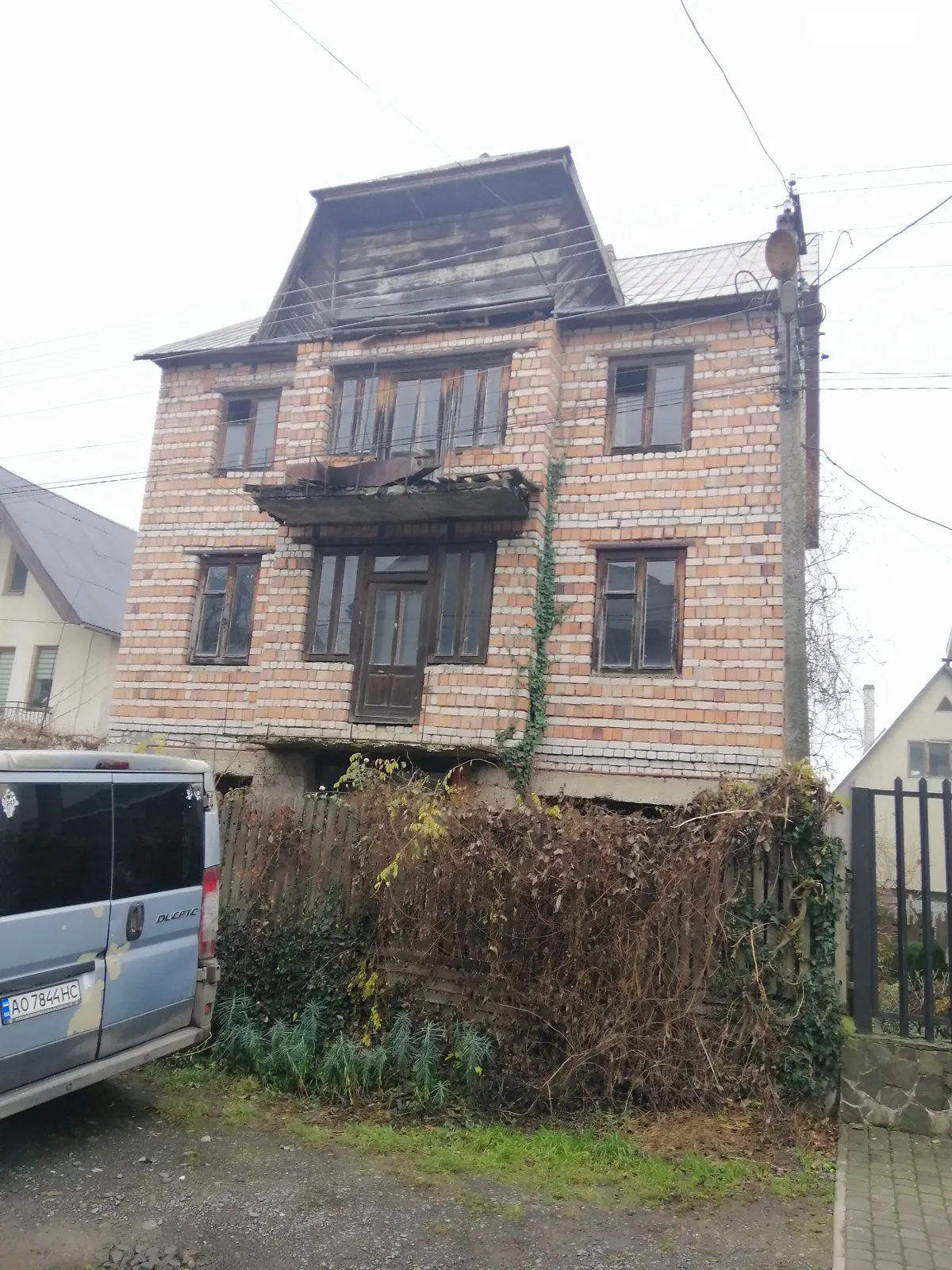 Продается дом на 3 этажа 230 кв. м с мебелью, цена: 100000 $ - фото 1