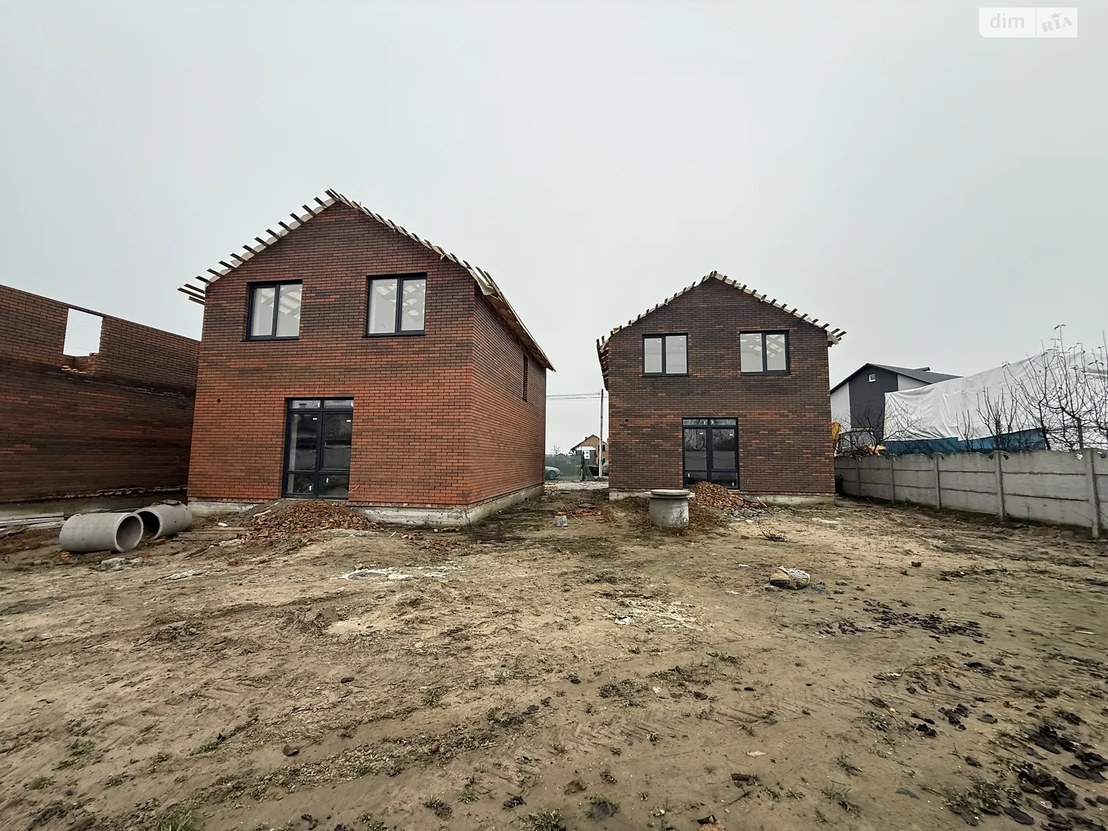 Продается дом на 2 этажа 110 кв. м с камином, цена: 88999 $ - фото 1