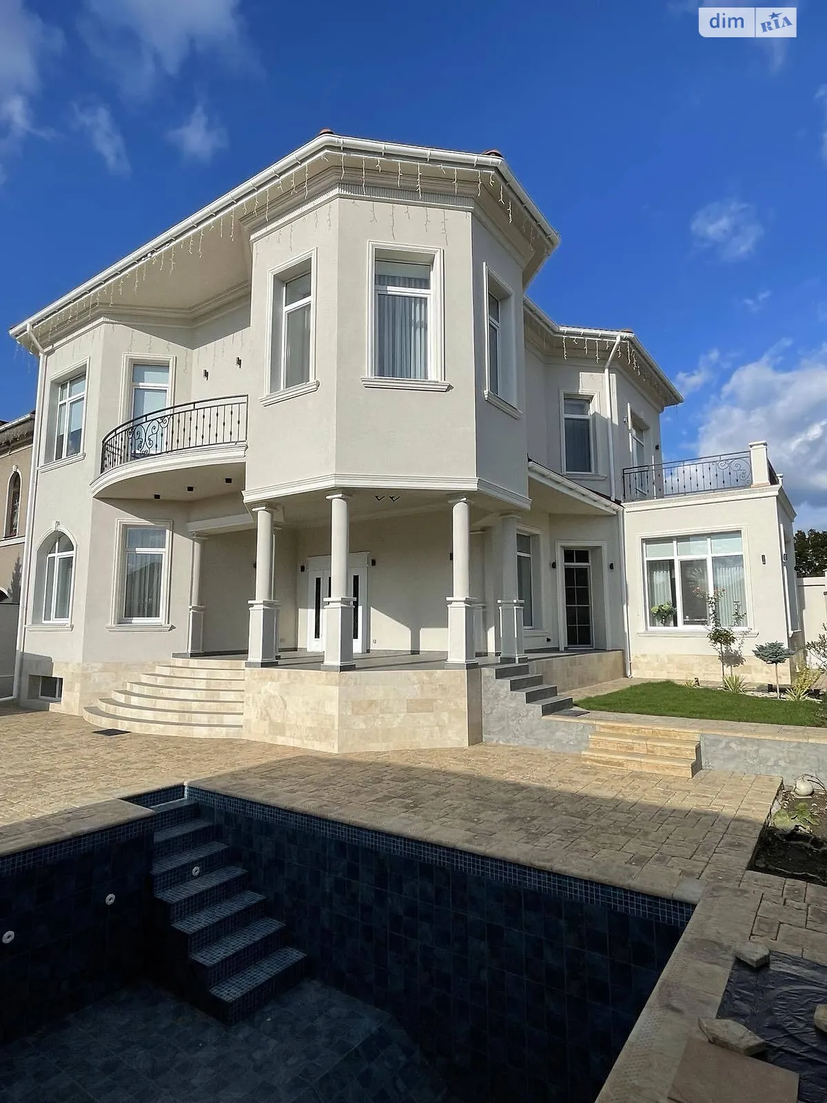 Продается дом на 3 этажа 315 кв. м с верандой, цена: 1100000 $ - фото 1