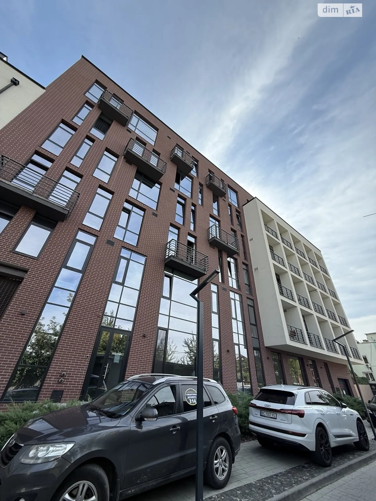 Продается офис 100 кв. м в бизнес-центре, цена: 300000 $ - фото 1