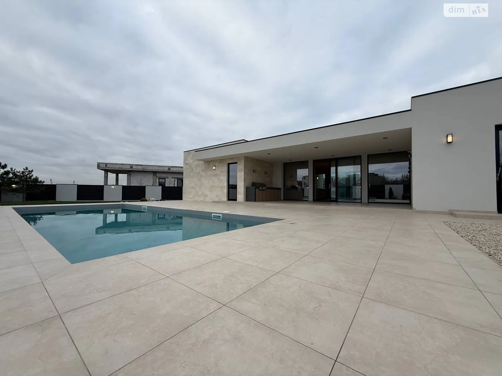 Продається одноповерховий будинок 185 кв. м с басейном, цена: 950000 $ - фото 1