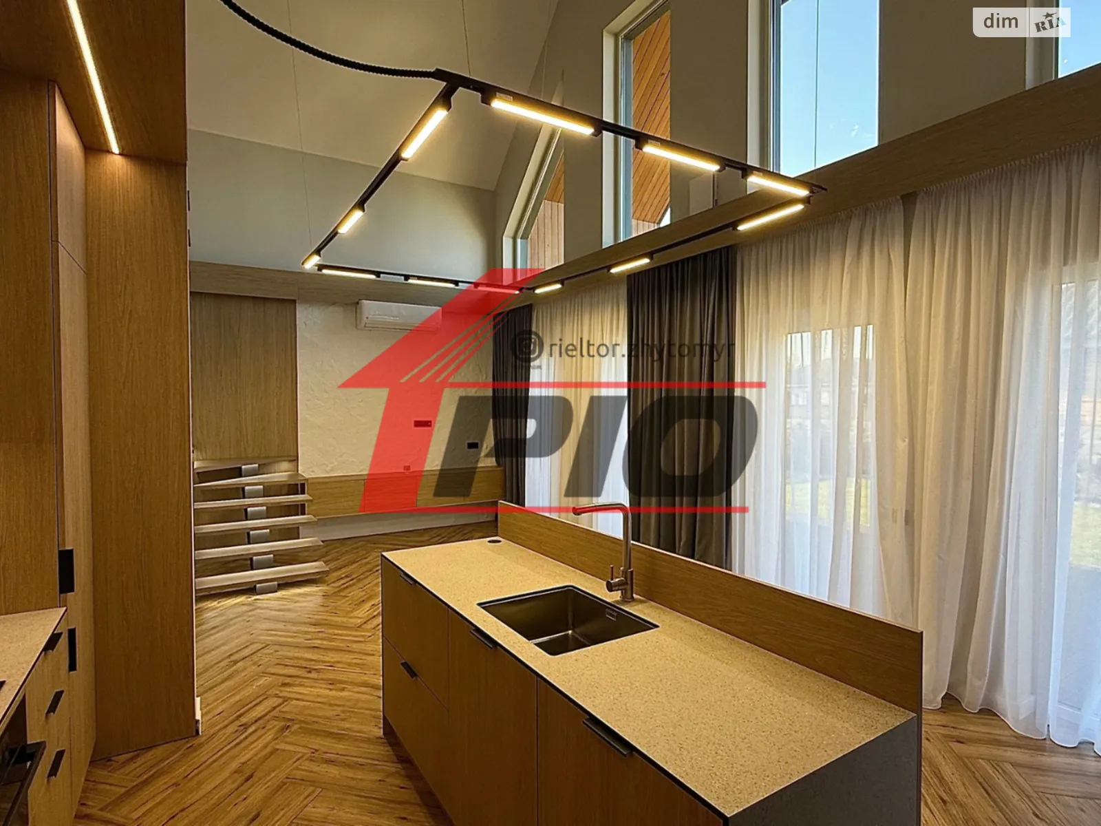 Продается дом на 2 этажа 160 кв. м с гаражом, цена: 250000 $ - фото 1