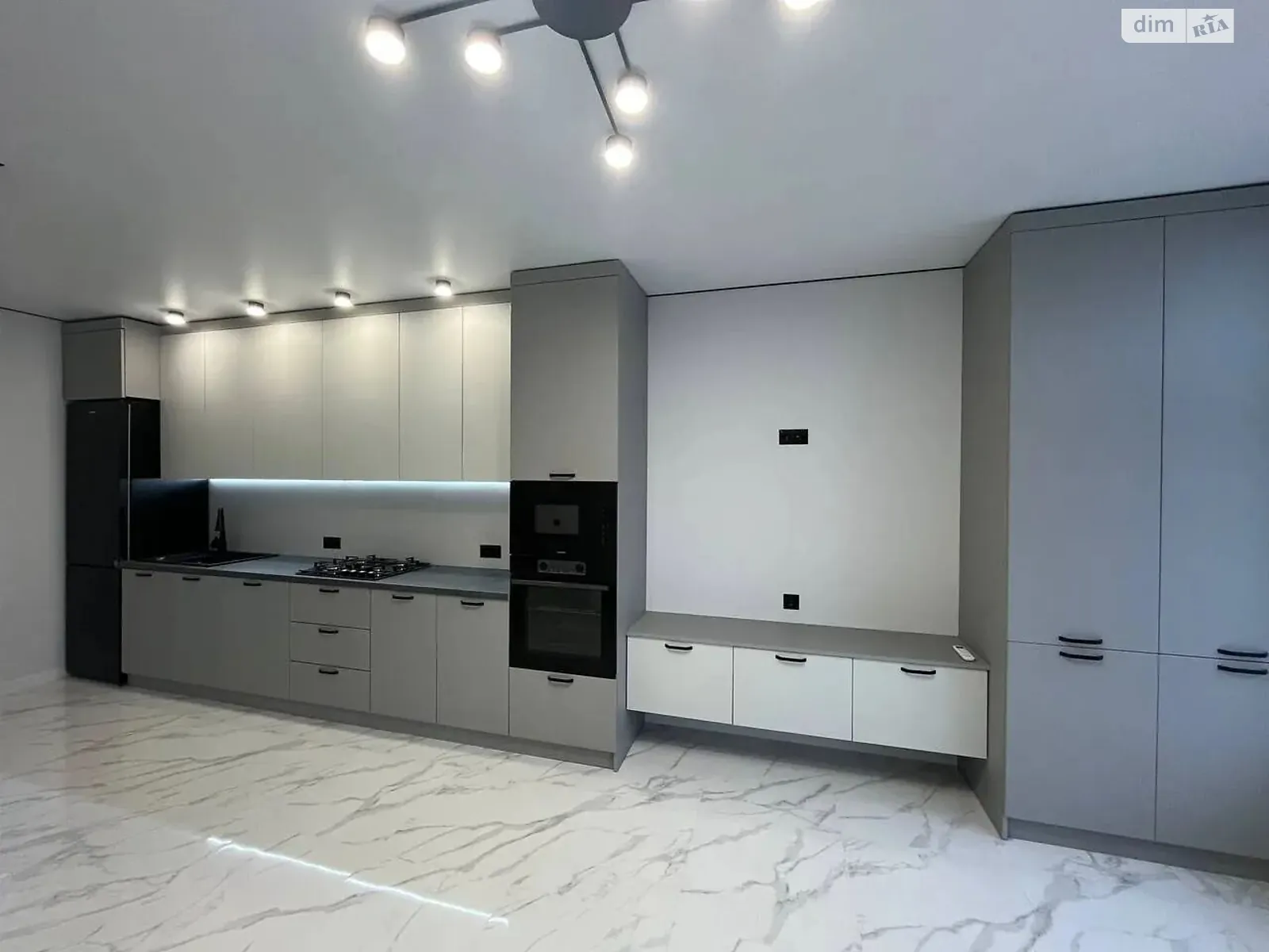 Продается 2-комнатная квартира 64 кв. м в Ивано-Франковске, ул. Микитинецкая, 2А - фото 1