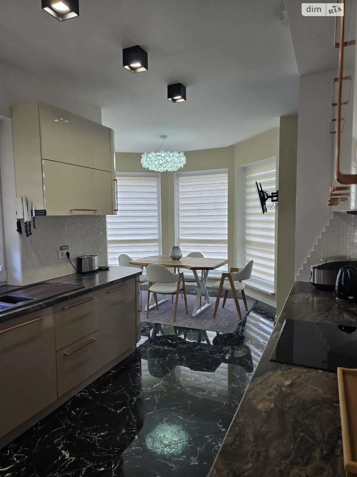 Сдается в аренду дом на 2 этажа 250 кв. м с садом, цена: 1300 $ - фото 1