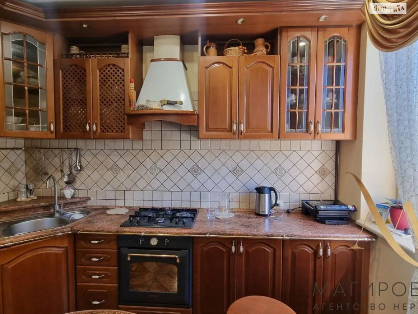 Продается дом на 3 этажа 330 кв. м с террасой, цена: 380000 $ - фото 1