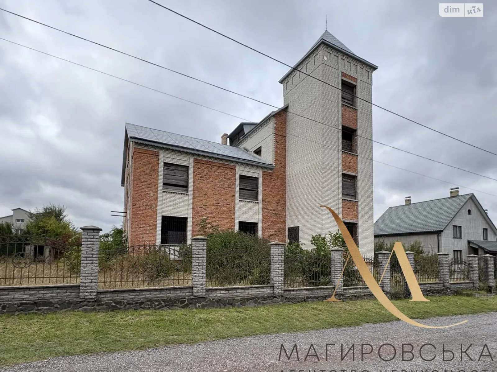 Продается дом на 3 этажа 393 кв. м с участком, цена: 45000 $ - фото 1