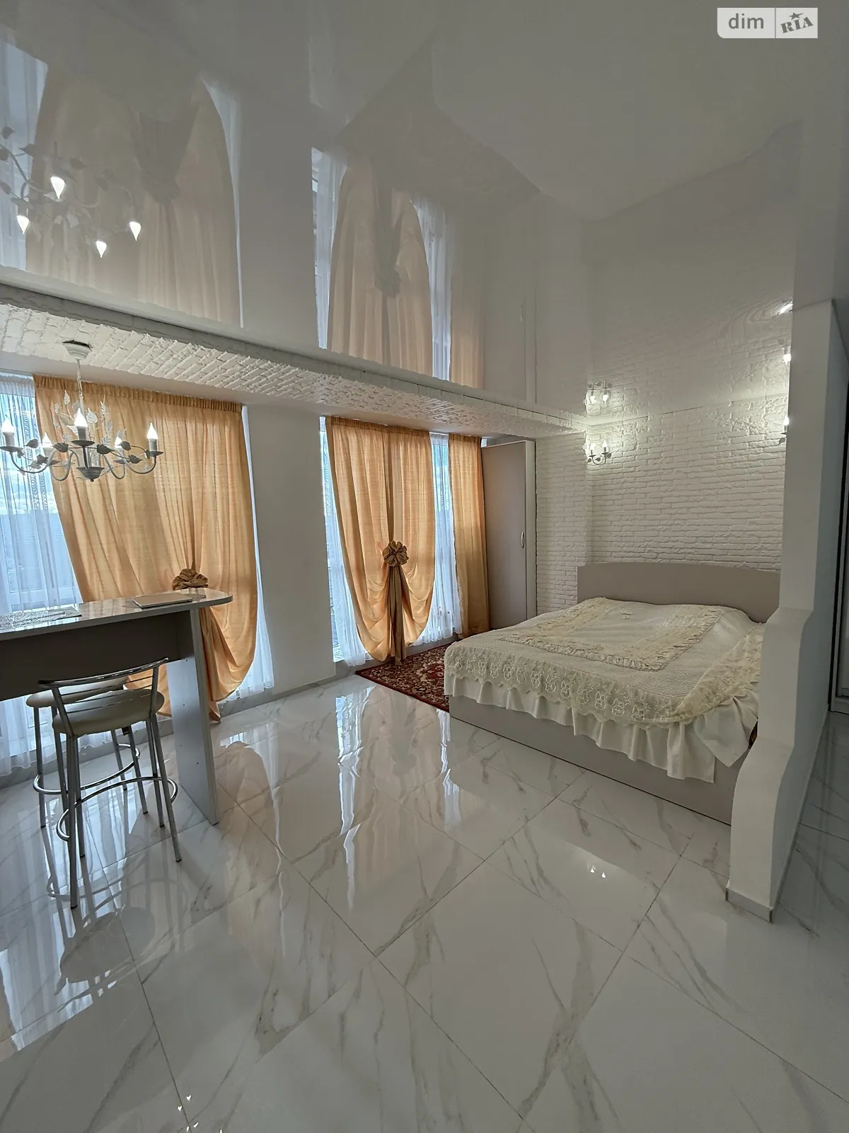 Сдается в аренду 1-комнатная квартира 48 кв. м в Одессе, ул. Литературная, 10А - фото 1