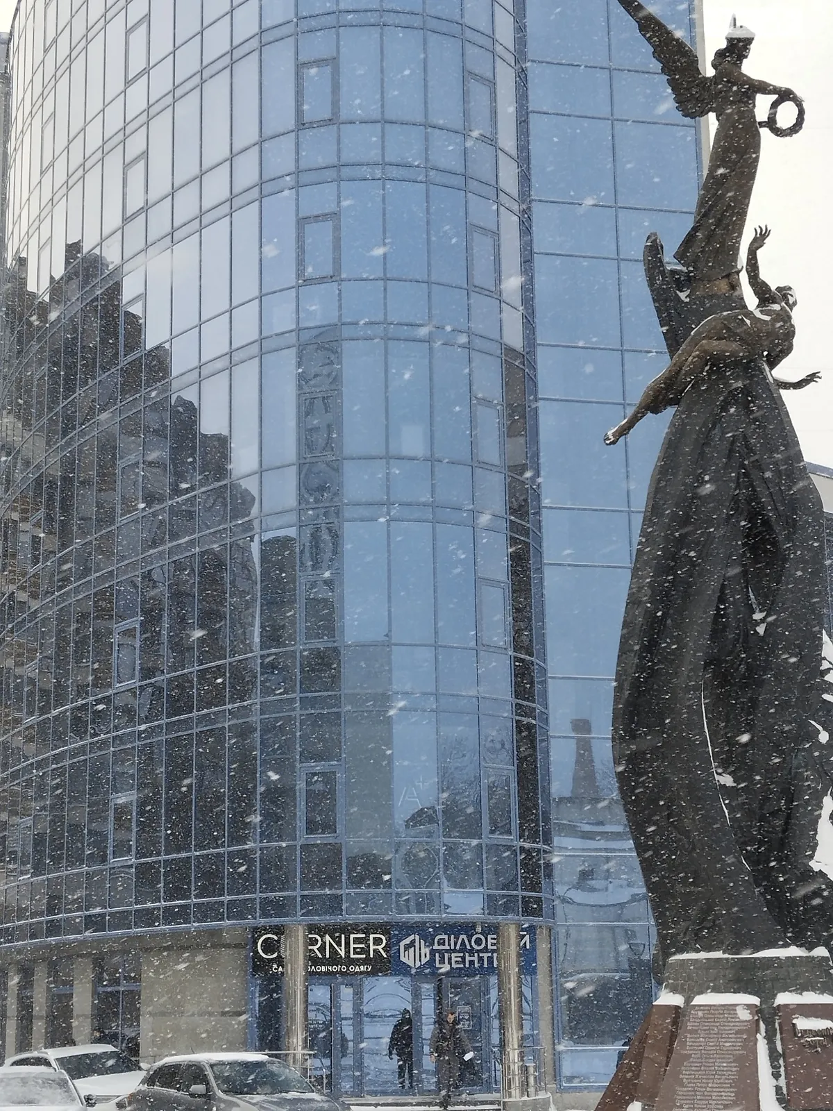 Сдается в аренду офис 49 кв. м в бизнес-центре, цена: 450 € - фото 1