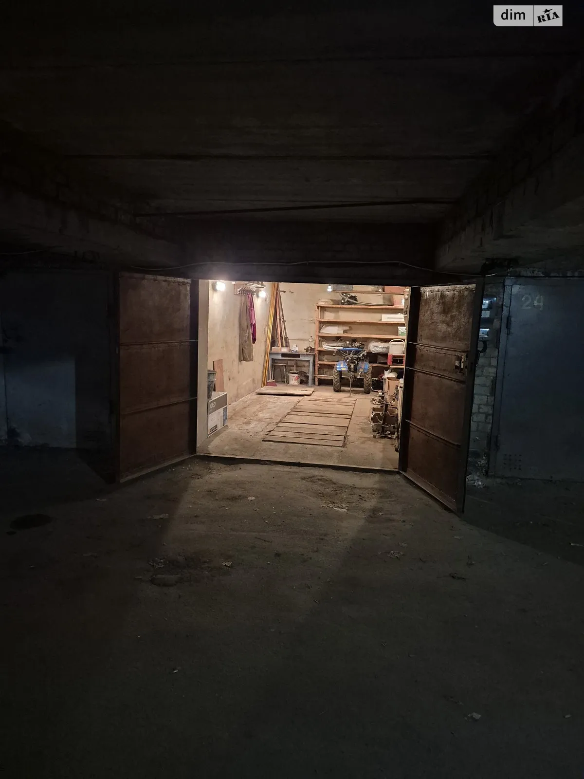 Продается место в гаражном кооперативе под легковое авто на 17.3 кв. м, цена: 10000 $ - фото 1