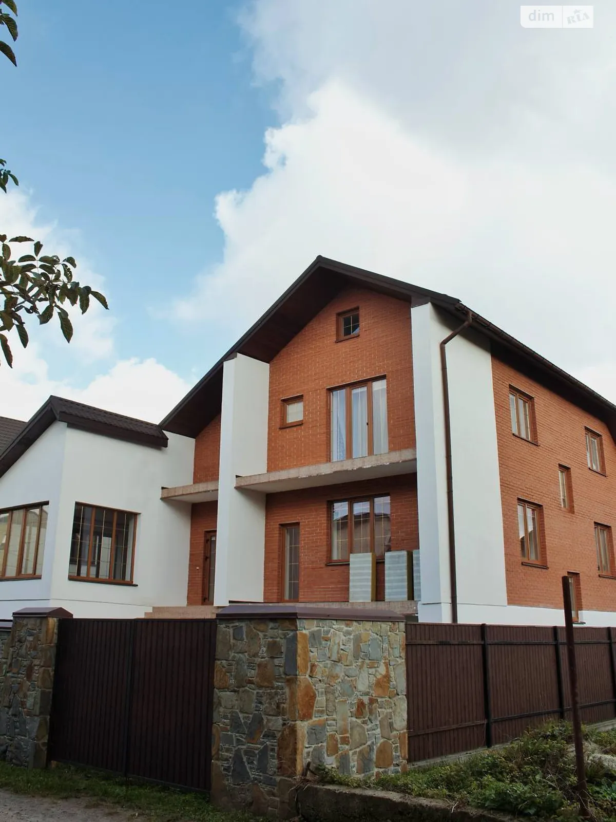 Сдается в аренду дом на 2 этажа 280 кв. м с гаражом, цена: 1200 $ - фото 1