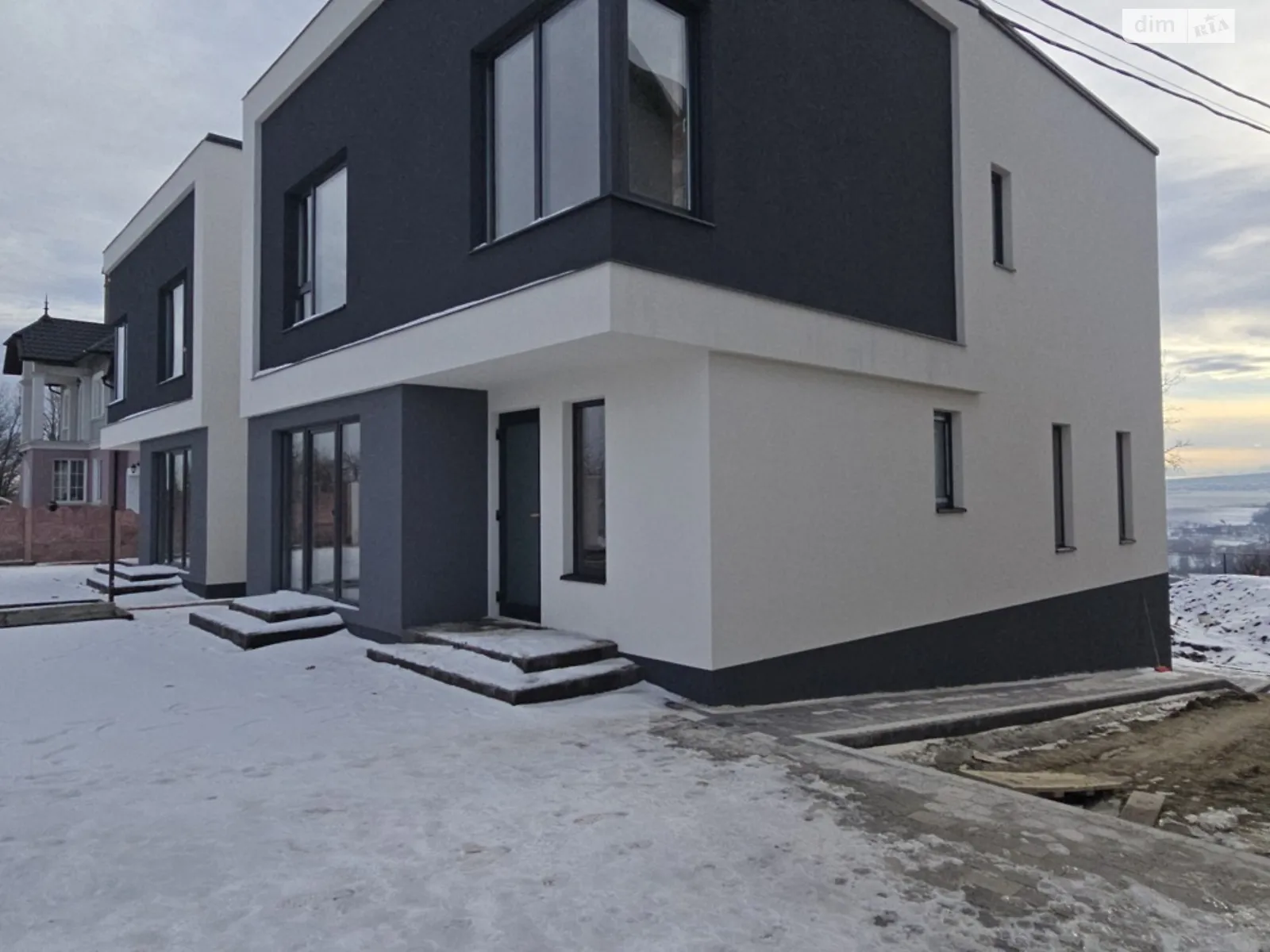 Продается дом на 2 этажа 180 кв. м с участком, цена: 146000 $ - фото 1